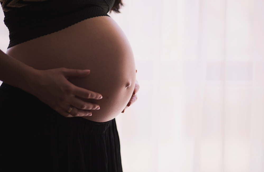 barriga de mulher grávida representando a insegurança alimentar na gravidez