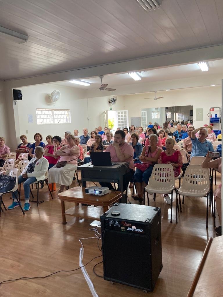 Participantes da palestra sobre a prevenção do Câncer de Mama