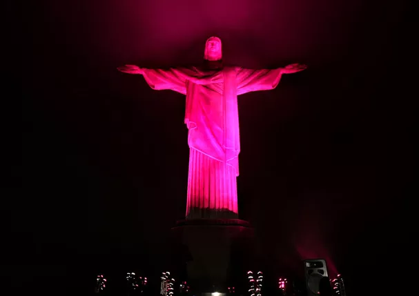 Cristo Redentor, a noite, iluminado por luzes rosas