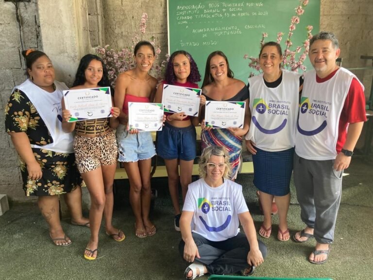 Alunas Celebram Conclusão do Curso de Manicure e Pedicure